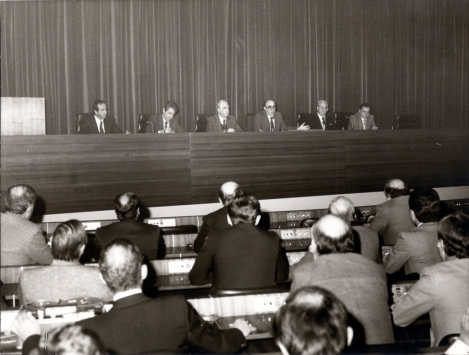 ΣΥΣΚΕΨΗ ΕΜΠΟΡΩΝ ΗΛΕΚΤΡΙΚΩΝ ΕΙΔΩΝ 15-12-80